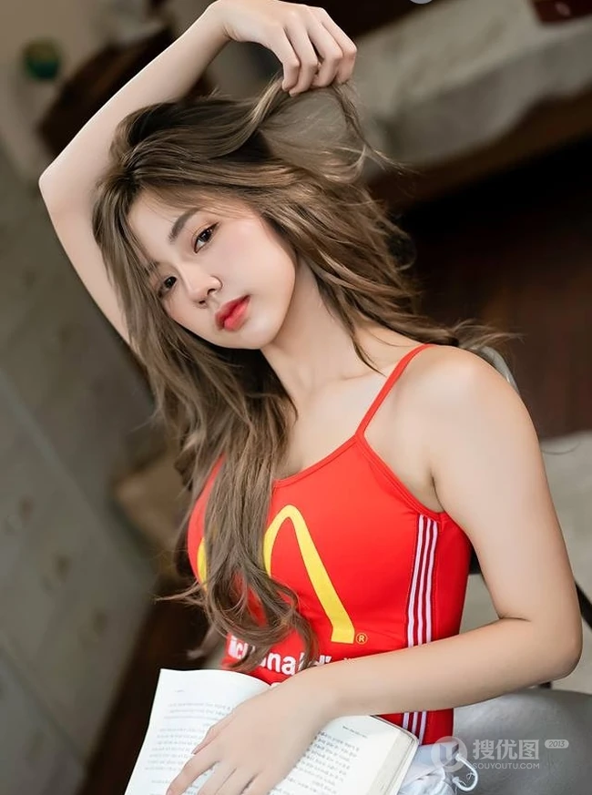 泰国修身女生kkaimuk气质紧身麦当劳背心气质写真图片