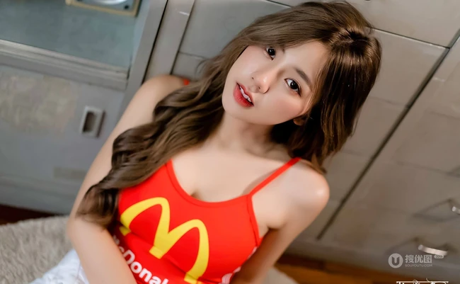泰国修身女生kkaimuk气质紧身麦当劳背心气质写真图片