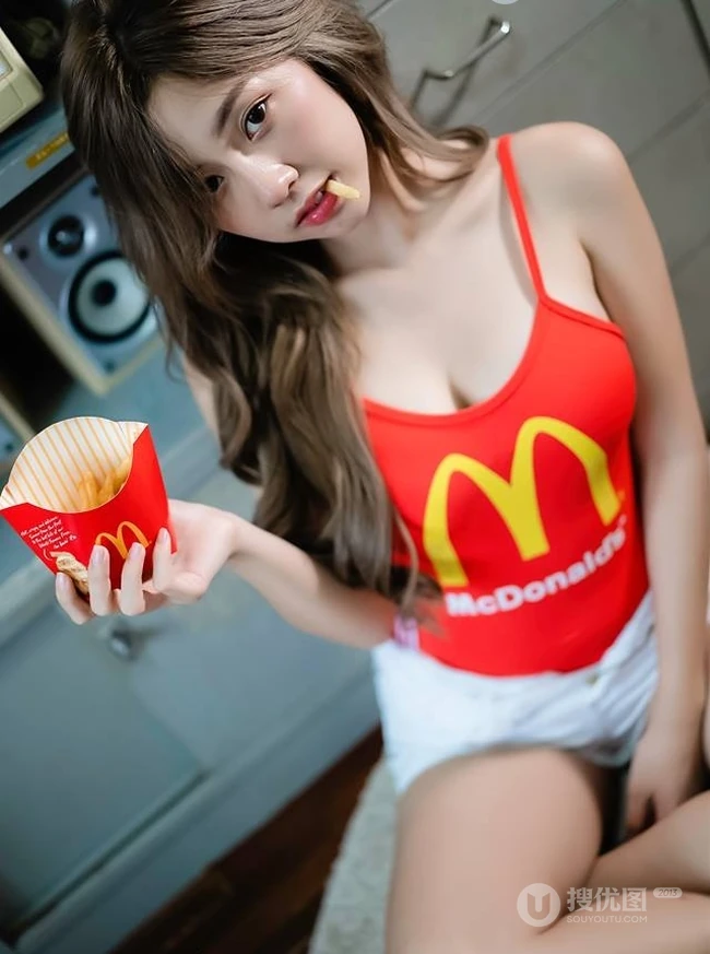 泰国修身女生kkaimuk气质紧身麦当劳背心气质写真图片