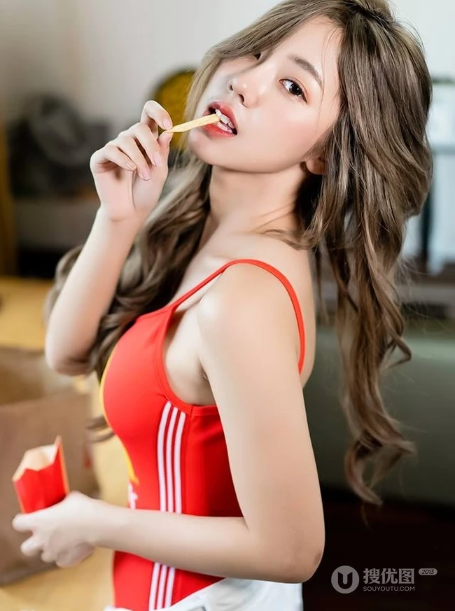 泰国修身女生kkaimuk气质紧身麦当劳背心气质写真图片