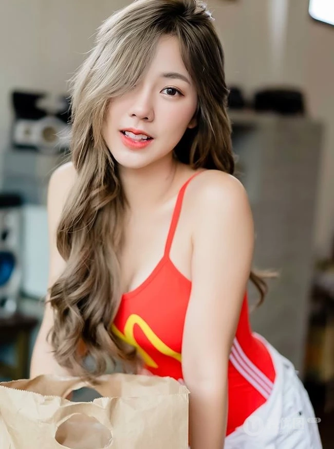 泰国修身女生kkaimuk气质紧身麦当劳背心气质写真图片