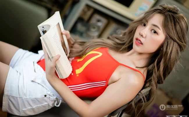 泰国修身女生kkaimuk气质紧身麦当劳背心气质写真图片