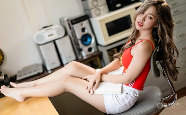 泰国修身女生kkaimuk气质紧身麦当劳背心气质写真图片