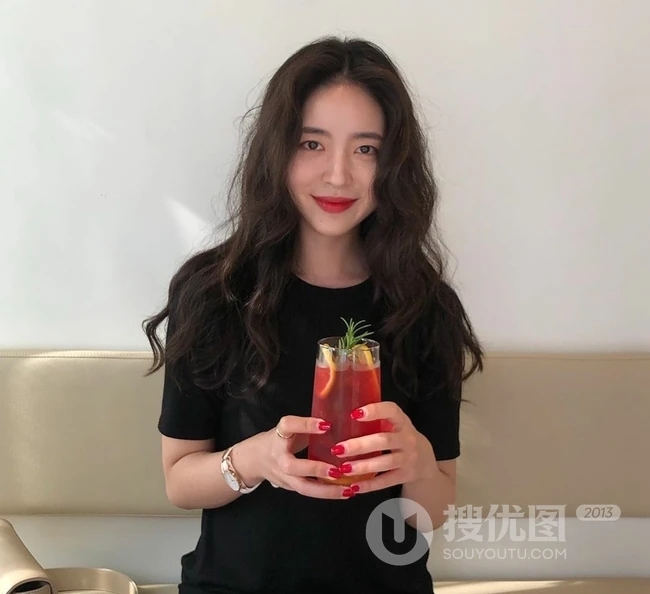 &ldquo;慵懒感&rdquo;长卷发女生图片 适合鹅蛋脸女生的长卷发发型 第11张