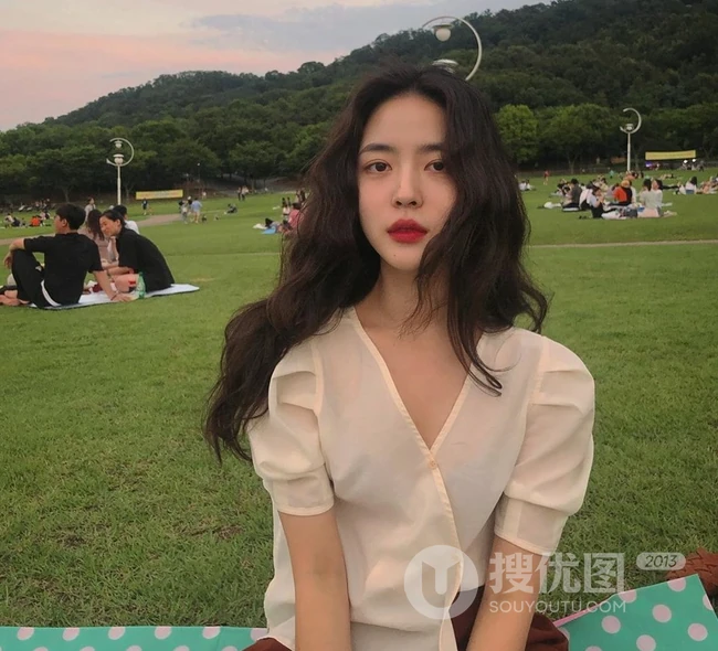 &ldquo;慵懒感&rdquo;长卷发女生图片 适合鹅蛋脸女生的长卷发发型 第6张