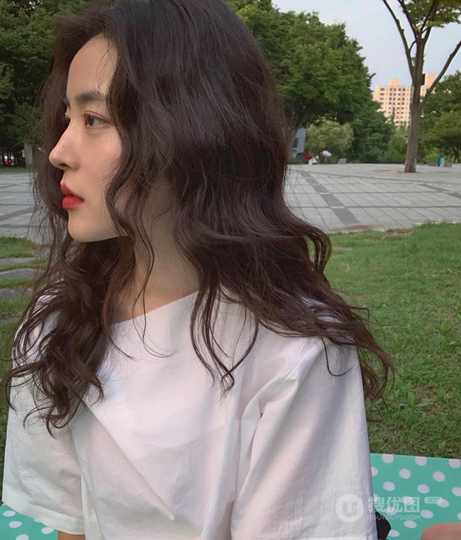 &ldquo;慵懒感&rdquo;长卷发女生图片 适合鹅蛋脸女生的长卷发发型 第8张