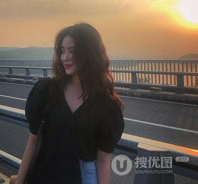 &ldquo;慵懒感&rdquo;长卷发女生图片 适合鹅蛋脸女生的长卷发发型 第10张