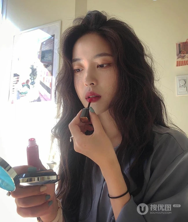 &ldquo;慵懒感&rdquo;长卷发女生图片 适合鹅蛋脸女生的长卷发发型 第1张