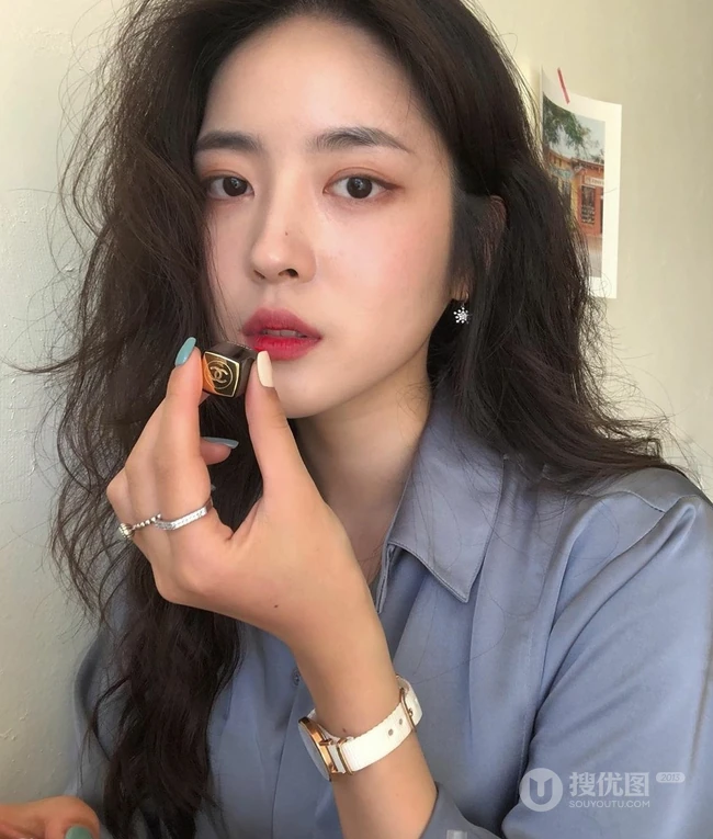 &ldquo;慵懒感&rdquo;长卷发女生图片 适合鹅蛋脸女生的长卷发发型 第2张