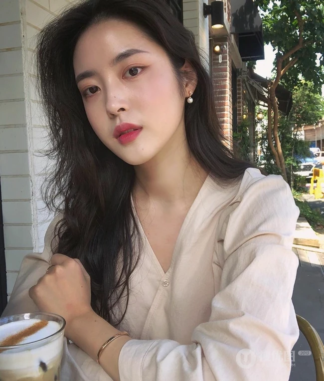 &ldquo;慵懒感&rdquo;长卷发女生图片 适合鹅蛋脸女生的长卷发发型 第4张