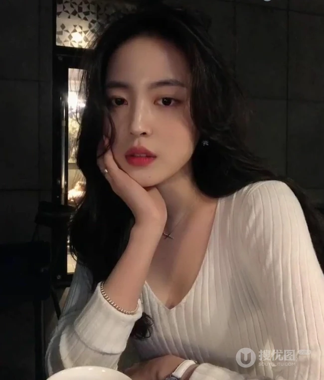 &ldquo;慵懒感&rdquo;长卷发女生图片 适合鹅蛋脸女生的长卷发发型 第3张