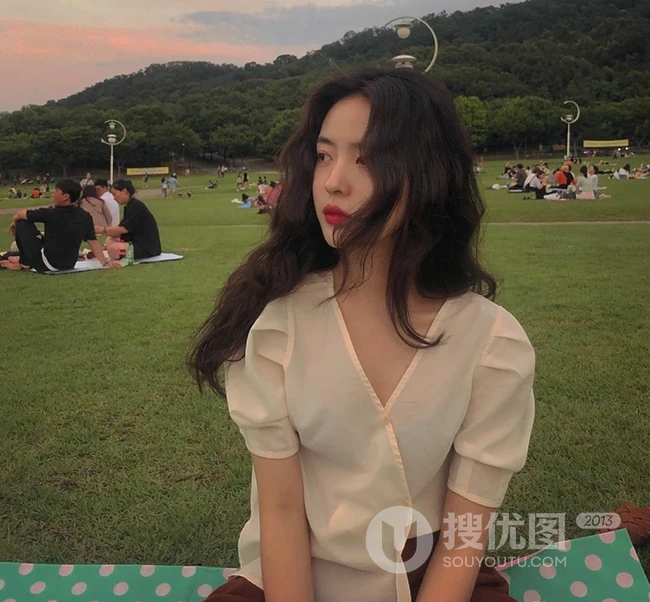 &ldquo;慵懒感&rdquo;长卷发女生图片 适合鹅蛋脸女生的长卷发发型 第5张