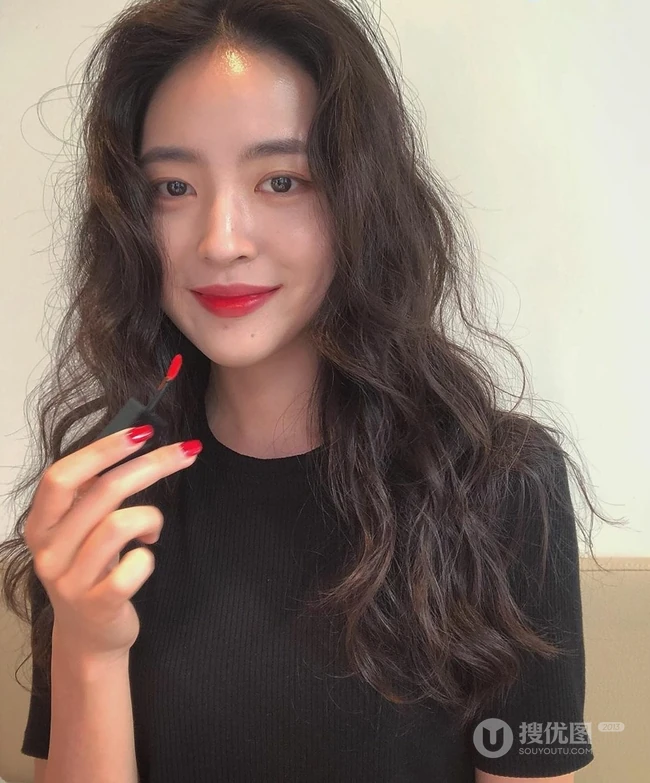 &ldquo;慵懒感&rdquo;长卷发女生图片 适合鹅蛋脸女生的长卷发发型 第12张