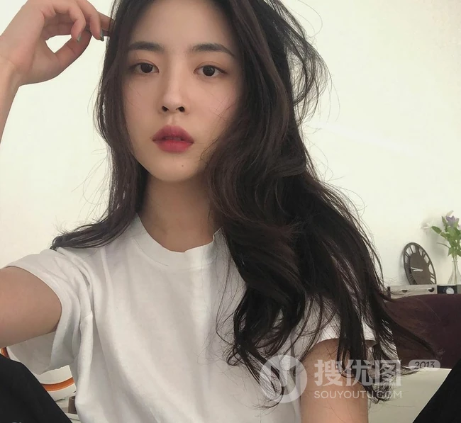 &ldquo;慵懒感&rdquo;长卷发女生图片 适合鹅蛋脸女生的长卷发发型 第9张
