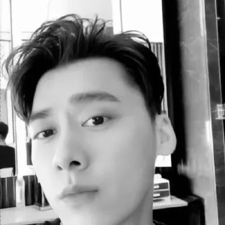 潮男李易峰大秀自己新发型图片，你喜欢李易峰的新发型吗？