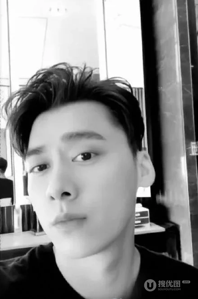 潮男李易峰大秀自己新发型图片，你喜欢李易峰的新发型吗？ 第1张