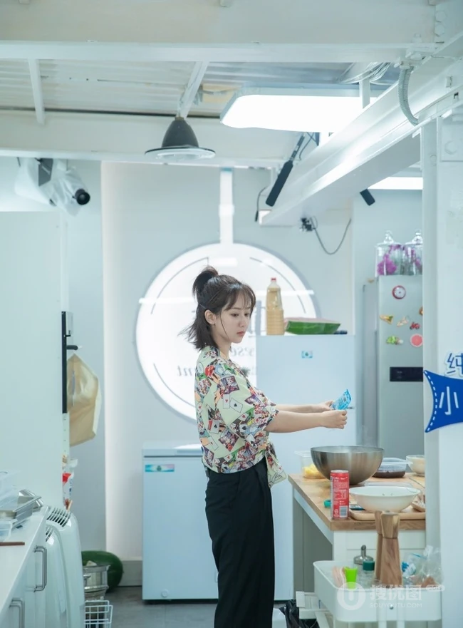 杨紫《中餐厅》最新穿搭造型，简单马尾发型配大花衬衫