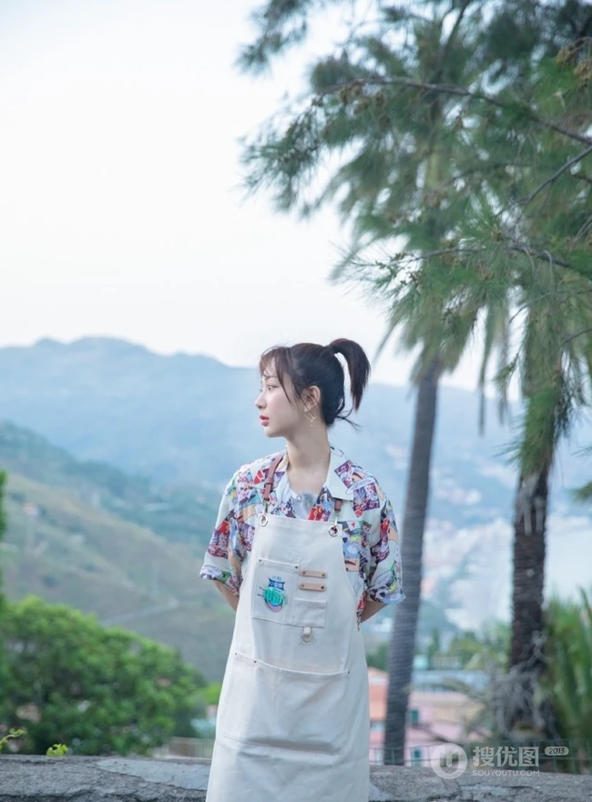 杨紫《中餐厅》最新穿搭造型，简单马尾发型配大花衬衫