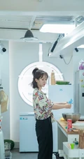 杨紫《中餐厅》最新穿搭造型，简单马尾发型配大花衬衫
