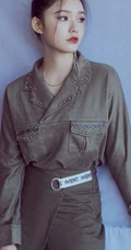 林允最新时尚丸子头造型写真图片，搭配小短裙长腿美美哒