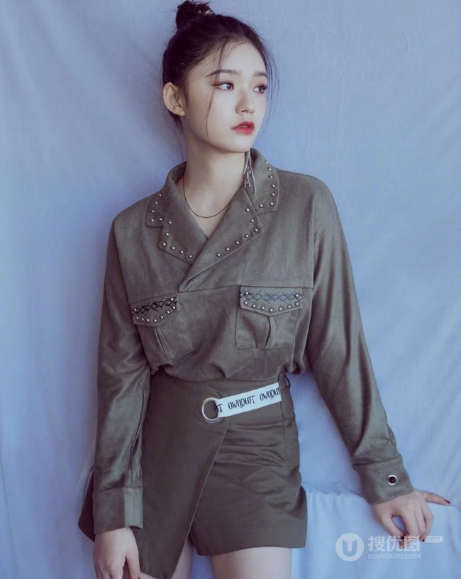 林允最新时尚丸子头造型写真图片，搭配小短裙长腿美美哒
