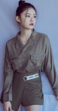 林允最新时尚丸子头造型写真图片，搭配小短裙长腿美美哒