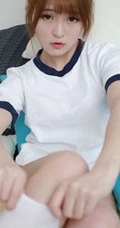 戴眼镜的可爱线条感少女小七制服短裤白袜室内写真