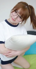 戴眼镜的可爱线条感少女小七制服短裤白袜室内写真