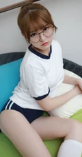 戴眼镜的可爱线条感少女小七制服短裤白袜室内写真