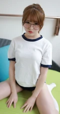 戴眼镜的可爱线条感少女小七制服短裤白袜室内写真