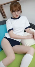 戴眼镜的可爱线条感少女小七制服短裤白袜室内写真