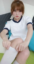 戴眼镜的可爱线条感少女小七制服短裤白袜室内写真