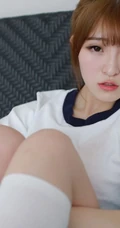 戴眼镜的可爱线条感少女小七制服短裤白袜室内写真