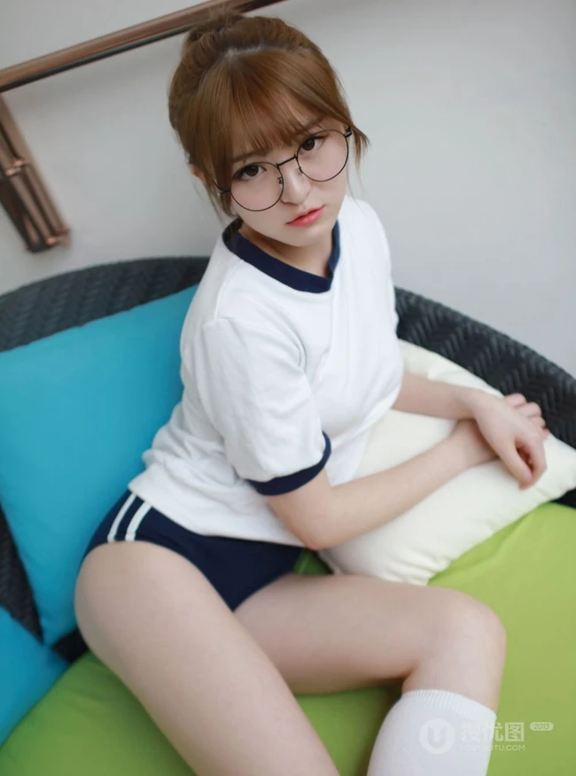 戴眼镜的可爱线条感少女小七制服短裤白袜室内写真
