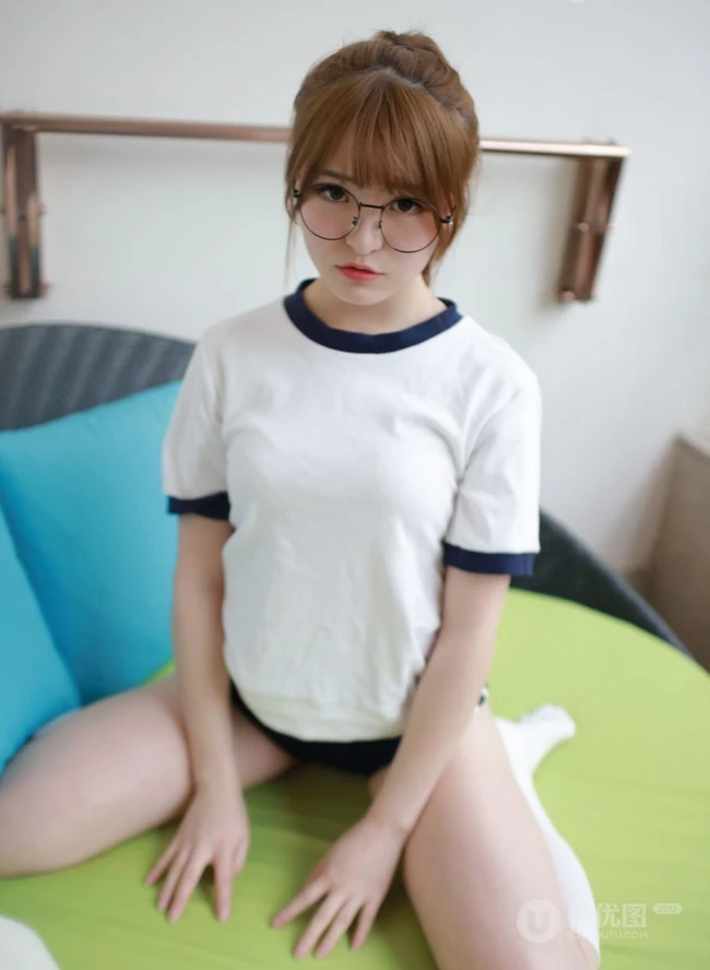 戴眼镜的可爱线条感少女小七制服短裤白袜室内写真