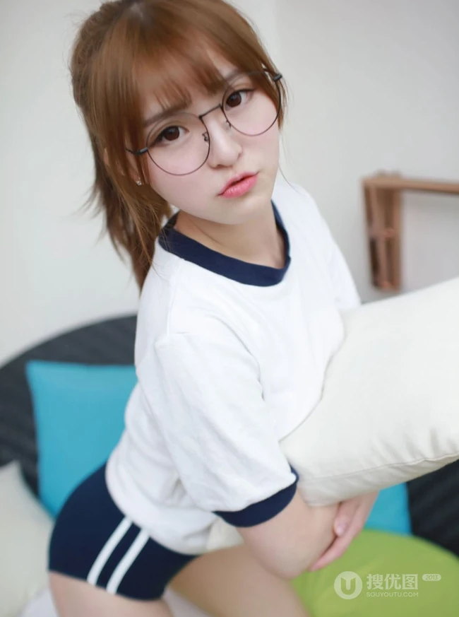 戴眼镜的可爱线条感少女小七制服短裤白袜室内写真