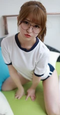 戴眼镜的可爱线条感少女小七制服短裤白袜室内写真