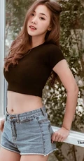 泰国女生kkaimuk气质短款装牛仔短裤高清写真图片
