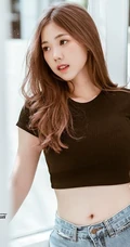 泰国女生kkaimuk气质短款装牛仔短裤高清写真图片