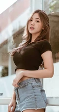 泰国女生kkaimuk气质短款装牛仔短裤高清写真图片