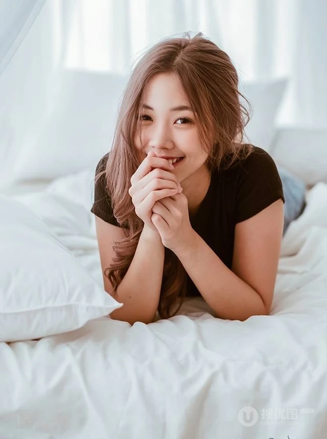 泰国女生kkaimuk气质短款装牛仔短裤高清写真图片