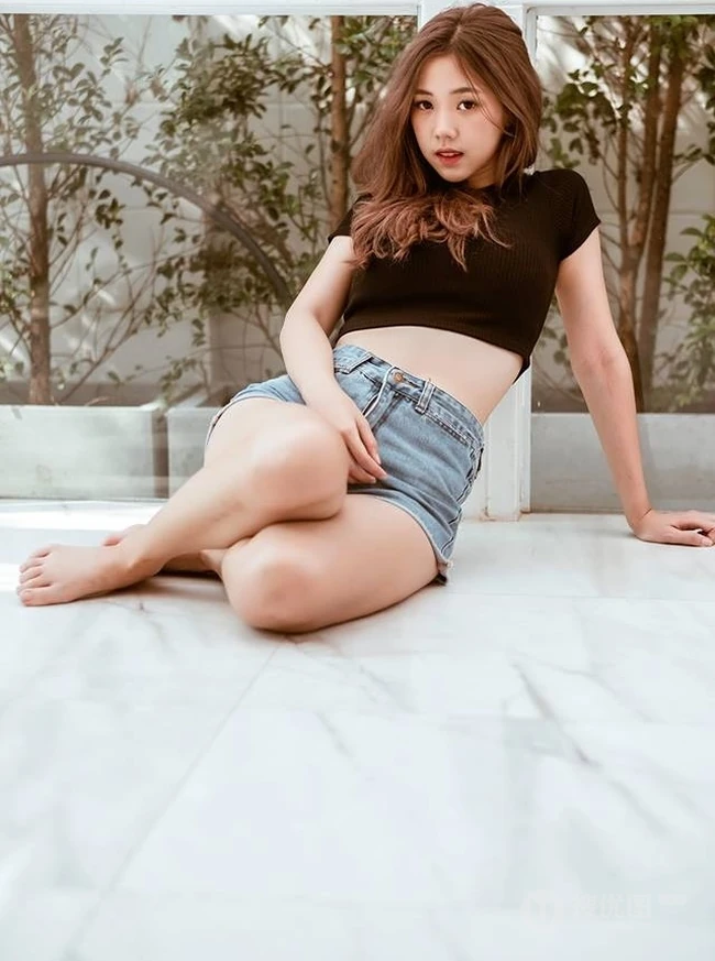 泰国女生kkaimuk气质短款装牛仔短裤高清写真图片