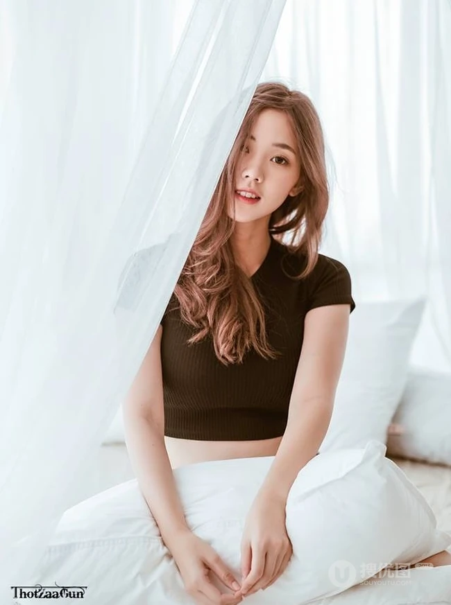 泰国女生kkaimuk气质短款装牛仔短裤高清写真图片