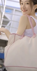 清纯女孩天桥楼梯间玩耍写真，格子衬衫扎腰露白皙纤细线条