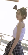 清纯女孩天桥楼梯间玩耍写真，格子衬衫扎腰露白皙纤细线条