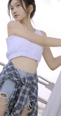 清纯女孩天桥楼梯间玩耍写真，格子衬衫扎腰露白皙纤细线条