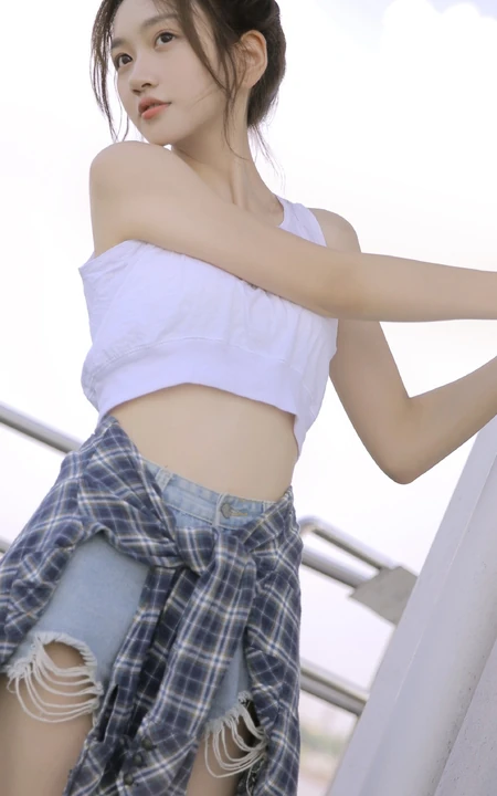 清纯女孩天桥楼梯间玩耍写真，格子衬衫扎腰露白皙纤细线条