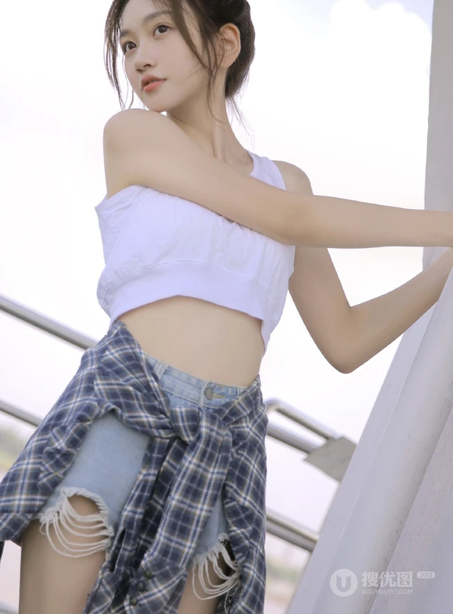 清纯女孩天桥楼梯间玩耍写真，格子衬衫扎腰露白皙纤细线条
