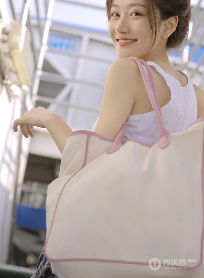 清纯女孩天桥楼梯间玩耍写真，格子衬衫扎腰露白皙纤细线条