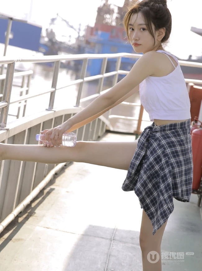 清纯女孩天桥楼梯间玩耍写真，格子衬衫扎腰露白皙纤细线条
